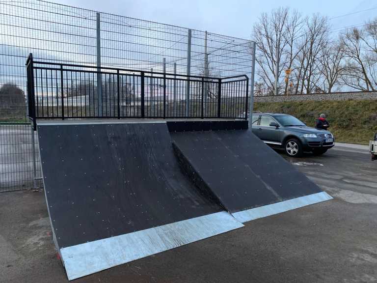 Bank und Hip Kombination in Reichertshofen